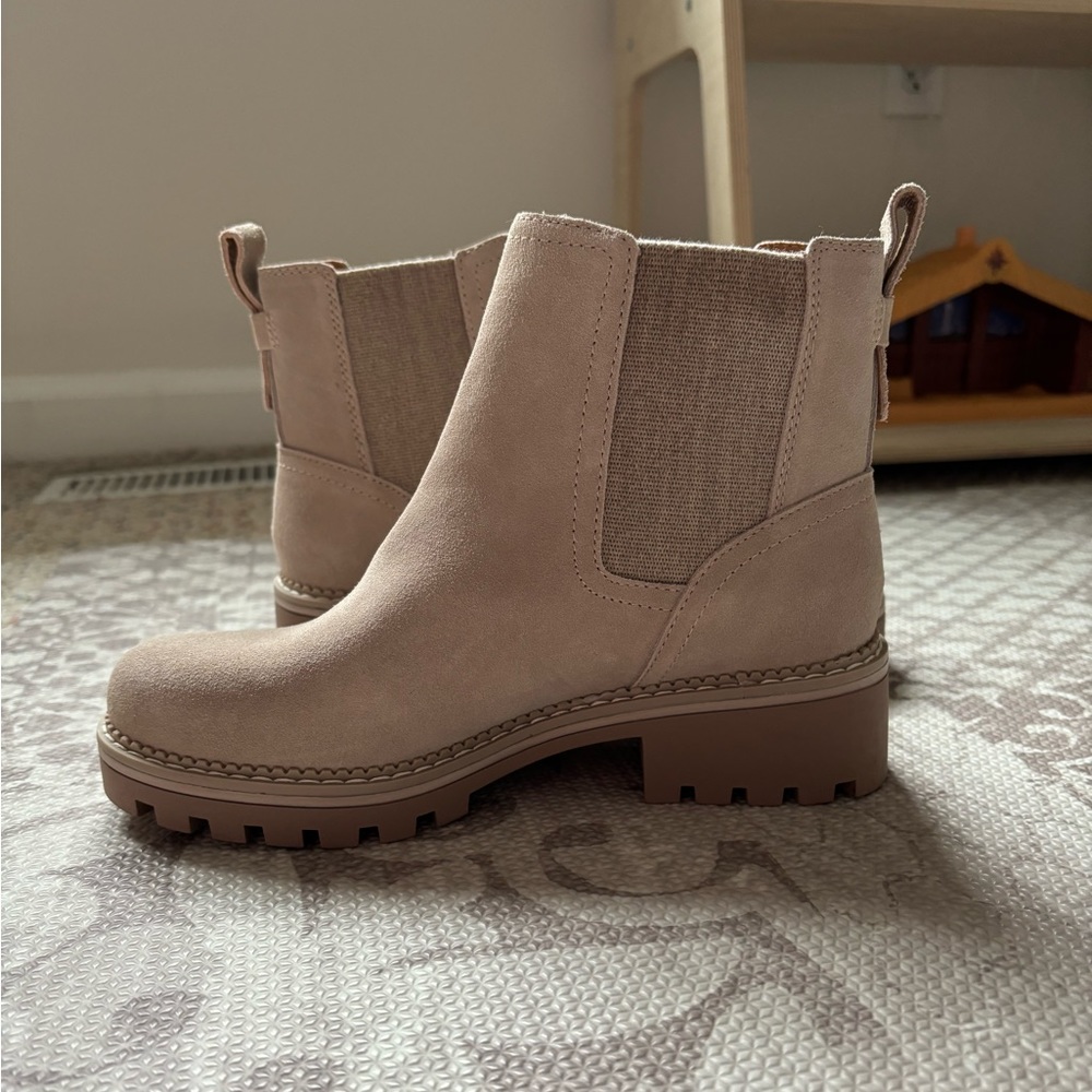 Crown vintage Chelsea boot - size 6 women’s - mint condition - worn once